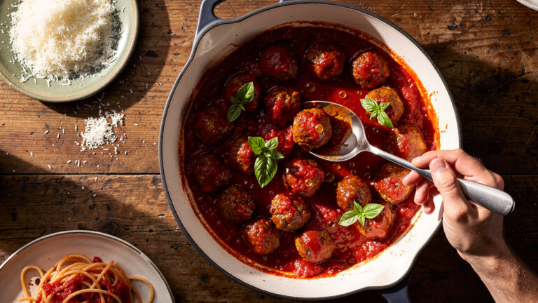 Polpette al sugo nappées de sauce tomate et basilic